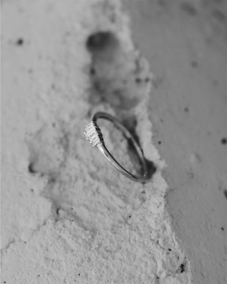Witgouden ring met kleurverloop en baguette diamanten | LECARRE