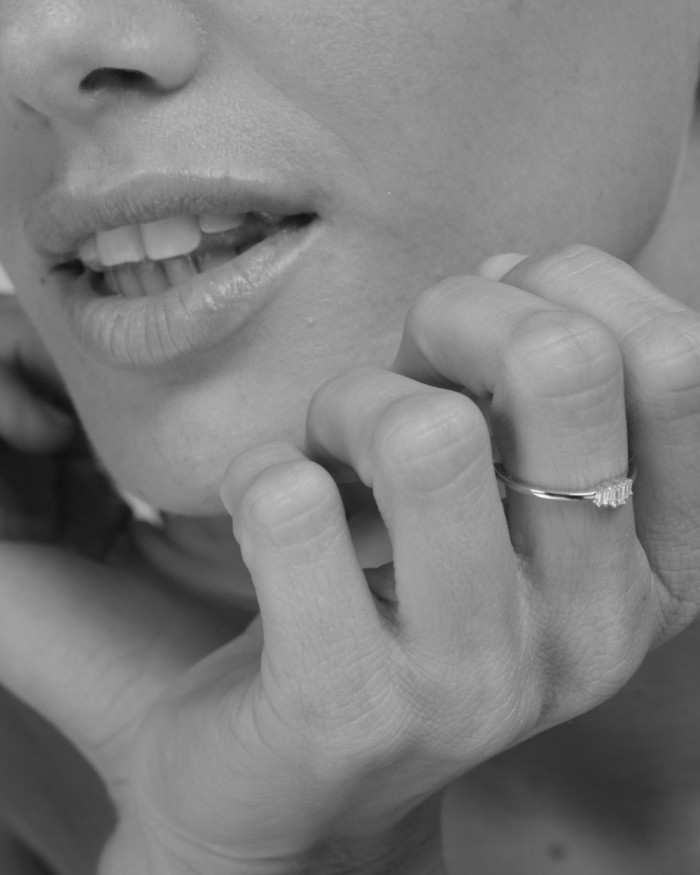 Witgouden ring met kleurverloop en baguette diamanten | LECARRE