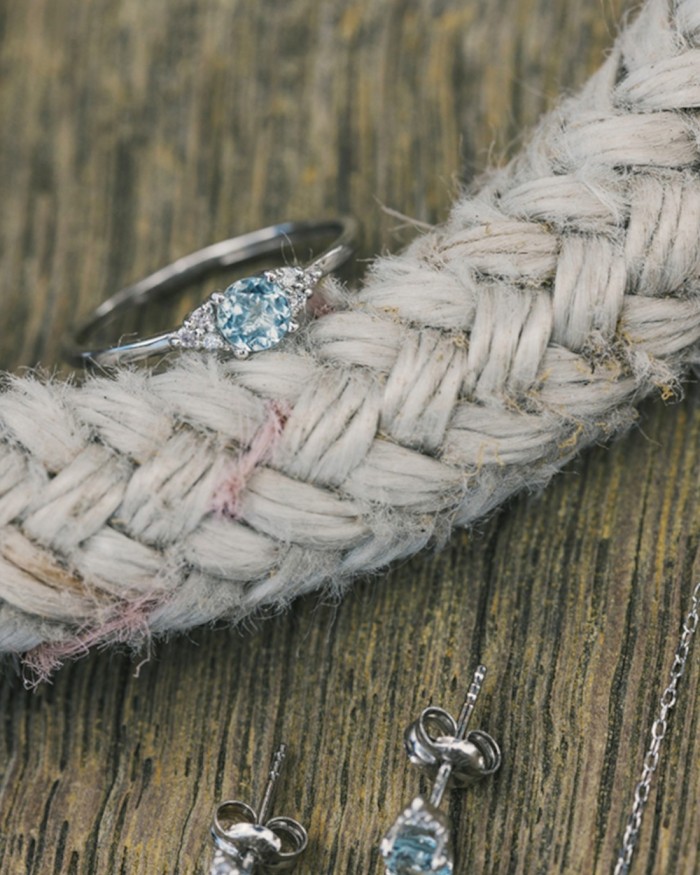 Ocean II-ring i vitt guld, topas och diamanter | LECARRE