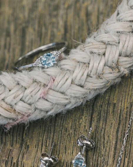 Ocean II-ring i vitt guld, topas och diamanter | LECARRE