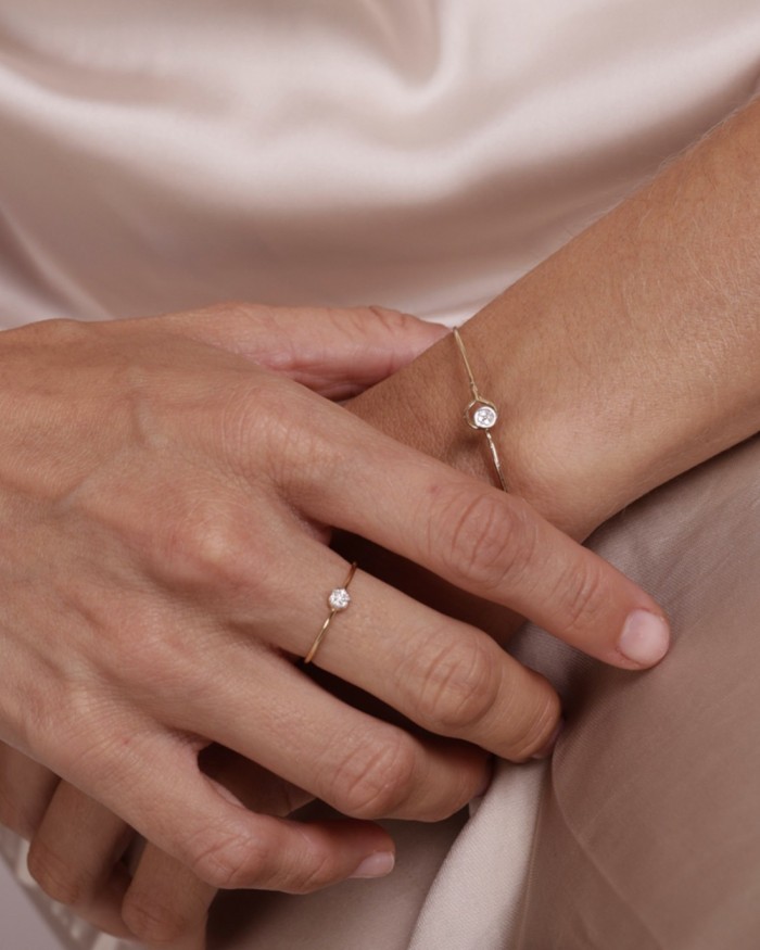 Brățară rigidă din aur de 18k cu motiv cu diamante rotunde | LECARRE