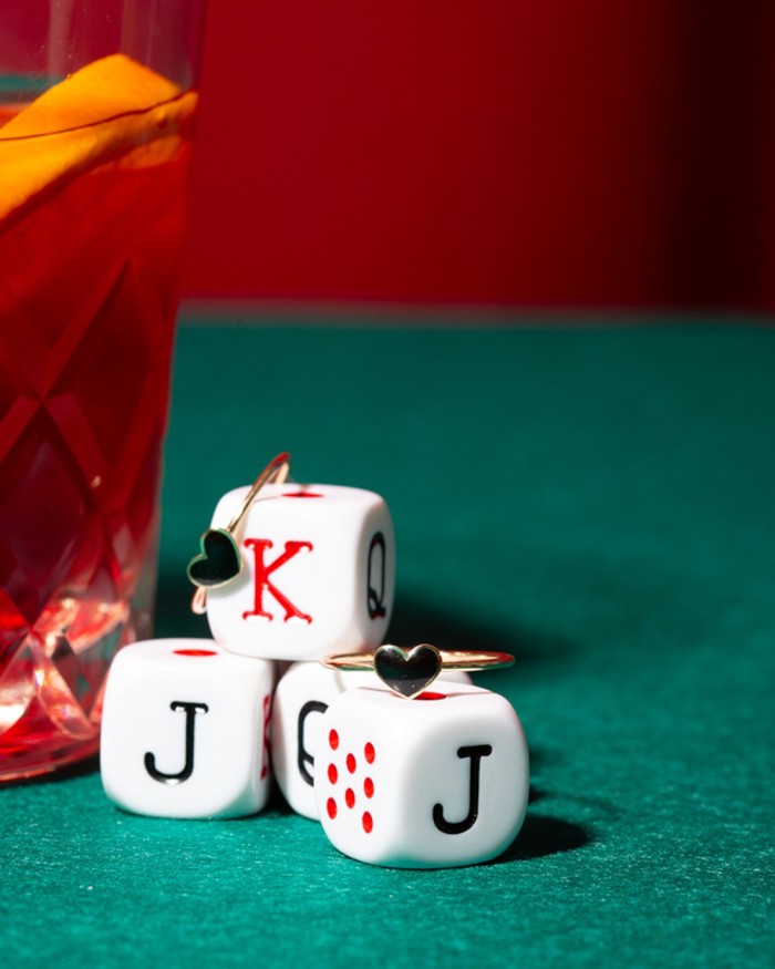 Pierścionek w kształcie serca ze złota z czarną emalią | LECARRE