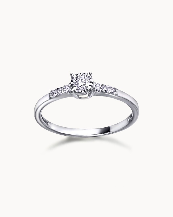 Anillo Con Diamante Principal Y Pequeños | LECARRE