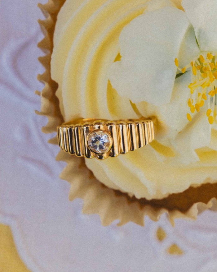 Anillo Gluttony gallonado de oro 18K con topacio blanco | LECARRE
