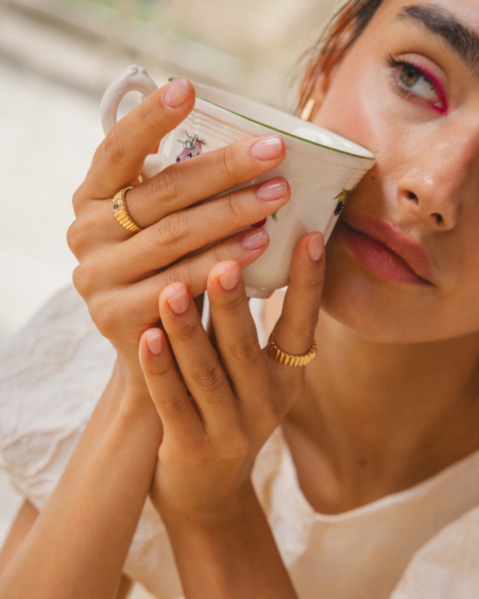 Anillo Gluttony gallonado grande de oro 18K con topacio blanco | LECARRE