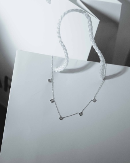 Collar Greed de oro 18K con cinco cuadrados de diamantes | LECARRE