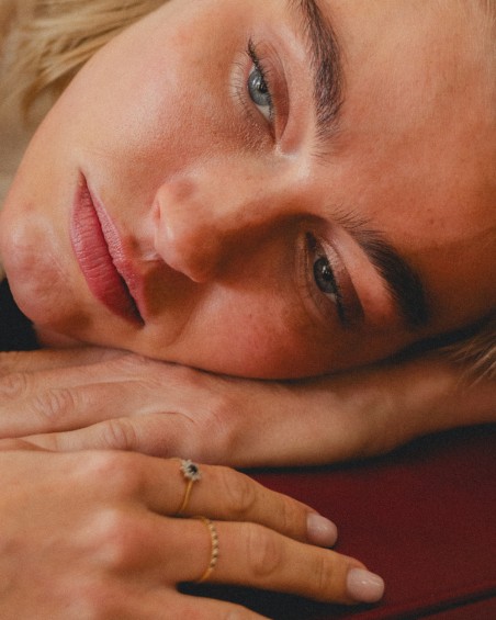 Pierścionek Sloth roseta złoto 18K szafirem diamentami | LECARRÉ