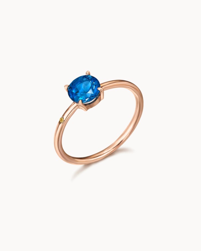 Ring mit London Blue Topas und seitlichem Diamanten | LECARRE