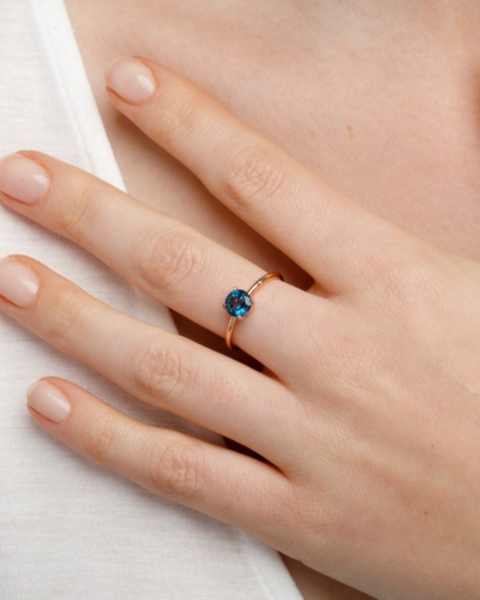 Ring mit London Blue Topas und seitlichem Diamanten | LECARRE