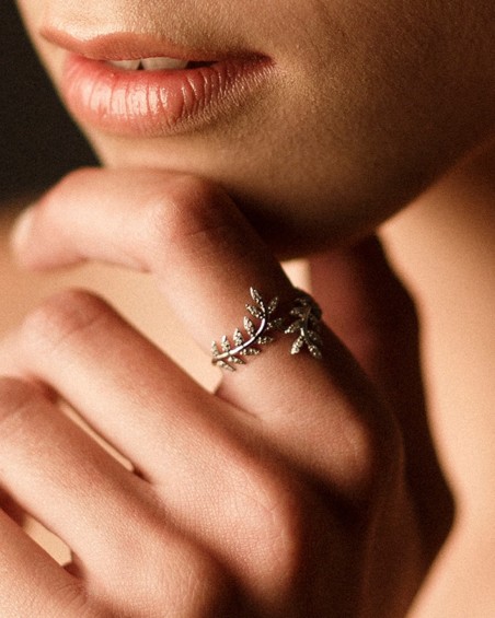 Ring med blader i gull og diamanter | LECARRE