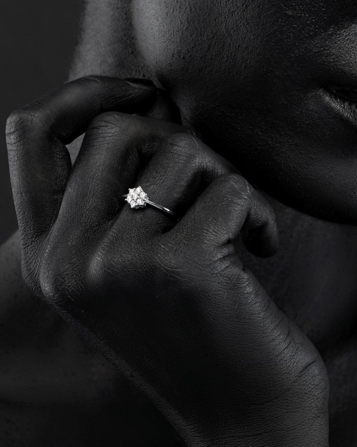 Klassischer Rosettenring aus Weißgold mit Diamanten | LECARRE