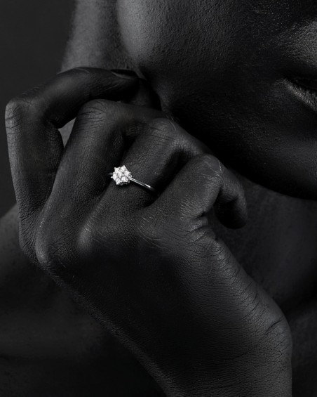 Klassischer Rosettenring aus Weißgold mit Diamanten | LECARRE