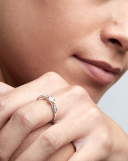 Solitaire-ring med fire klor og sidediamanter | LECARRE