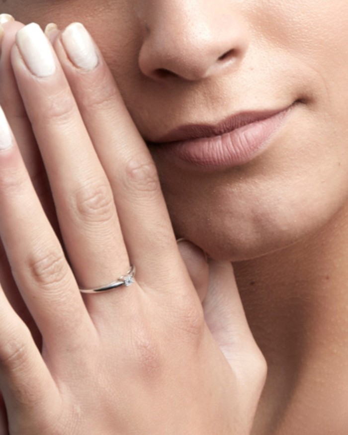 Solitärring aus Weißgold mit Diamant und 4-Krappen-Fassung | LECARRE