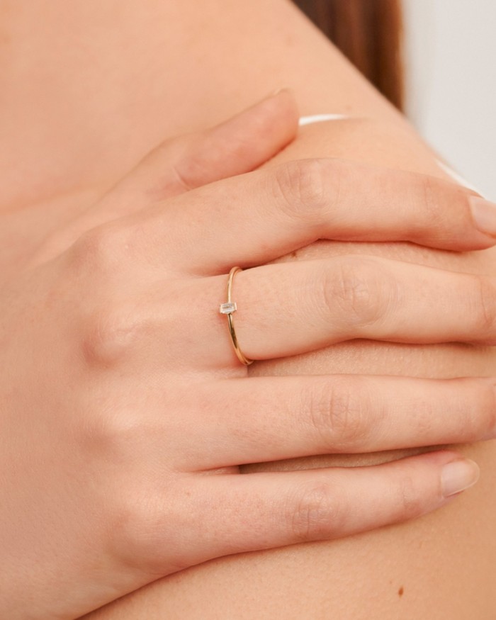 Ring met baguettegeslepen diamant in geelgoud | LECARRE