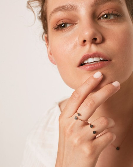 Pierścionek Torques z różowego złota z diamentami i czarnym diamentem | LECARRE