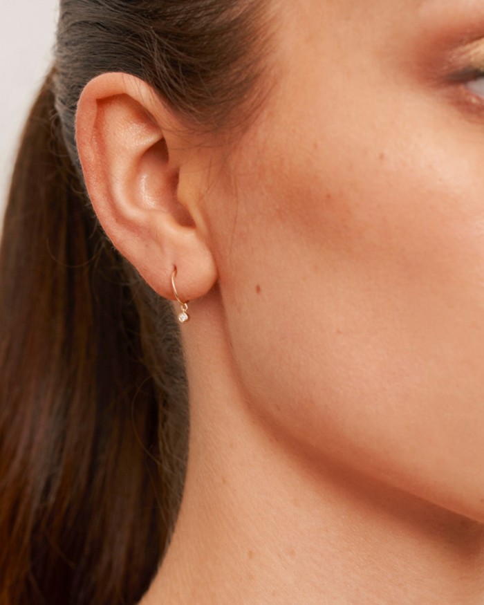 Open oorring met hangende diamant in goud | LECARRE