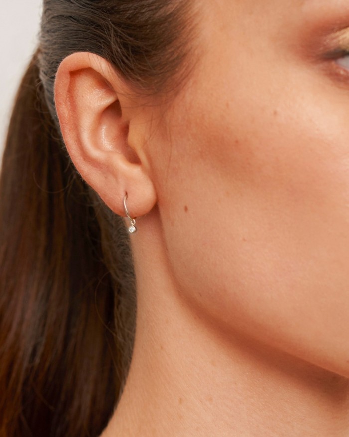 Open oorring met hangende diamant in witgoud | LECARRE